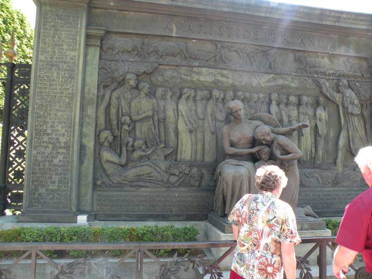  monument hommage à Aristide Briand, quai d'Orsay